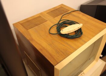 telewizor z pilotem na kablu