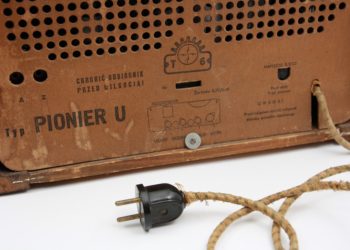 radioodbiornik lampowy Pionier U3 - tył obudowy i wtyczka