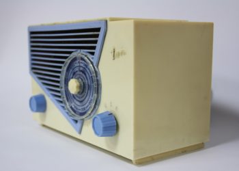 radioodbiornik Kos (na zdjęciu - wersja eksportowa pod nazwą Ton) - bok obudowy