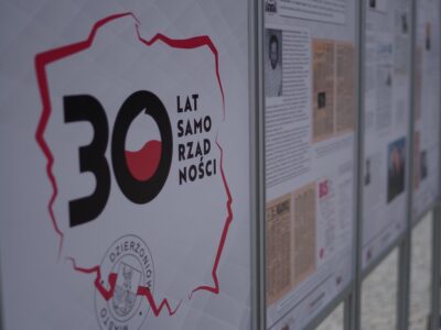wystawa plenerowa "30 lat samorządności Dzierżoniowa"
