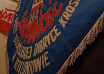 sztandar "Solidarności" Dolnośląskiej Fabryki Krosien
