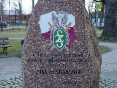 obelisk pamiątkowy w Parku im. Sybiraków w Dzierżoniowie