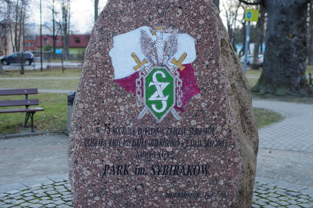 obelisk pamiątkowy w Parku im. Sybiraków w Dzierżoniowie