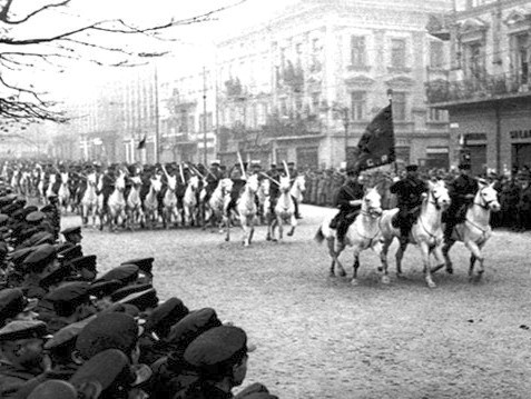 Sowiecka defilada we Lwowie we wrześniu 1939 roku - Kadr z radzieckiej kroniki filmowej z września 1939
