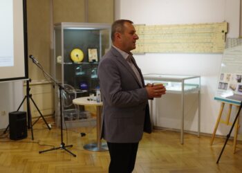 Dyrektor Muzeum Miesjkiego Dzierżoniowa przywitał gości