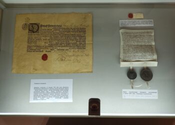 ekspozycja na wystawie "Dokumenty Ziemi Dzierżoniowskiej ze zbiorów Muzeum Dzierżoniowa"