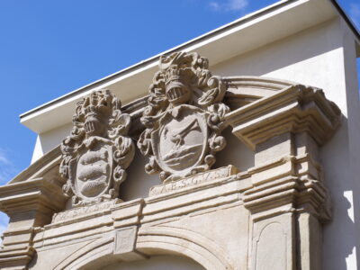 fragment portalu z pałacu w Piławie Dolnej