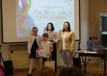 Laureaci konkursu "Św. Jerzy - patron Dzierżoniowa" oraz Anna Beker i Roksana Augustyniak