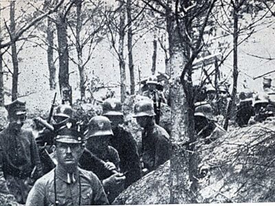 Powstanie Wielkopolskie, polscy żołnierze w okopach na froncie. "Wiek XX", Warszawa 1937 / autor nieznany