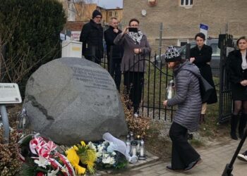 Międzynarodowy Dzień Pamięci o Ofiarach Holokaustu - złożenie kwiatów 3