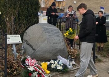 Międzynarodowy Dzień Pamięci o Ofiarach Holokaustu - złożenie kwiatów 2