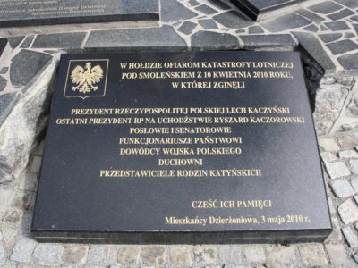 Tablica upamiętniająca ofiary katastrofy lotniczej pod Smoleńskiem, umieszczona przy Pomniku Pamięci Losów Ojczyzny w Dzierżoniowie. Napis na tablicy: "W HOŁDZIE OFIAROM KATASTROFY LOTNICZEJ POD SMOLEŃSKIEM Z 10 KWIETNIA 2010 ROKU, W KTÓREJ ZGINĘLI: PREZYDENT RZECZYPOSPOLITEJ POLSKIEJ LECH KACZYŃSKI, OSTATNI PREZYDENT RP NA UCHODŹSTWIE RYSZARD KACZOROWSKI, POSŁOWIE I SENATOROWIE, FUNKCJONARIUSZE PAŃSTWOWI, DOWÓDCY WOJSKA POLSKIEGO, DUCHOWNI, PRZEDSTAWICIELE RODZIN KATYŃSKICH. CZEŚĆ ICH PAMIĘCI. Mieszkańcy Dzierżoniowa, 3 maja 2010 r."