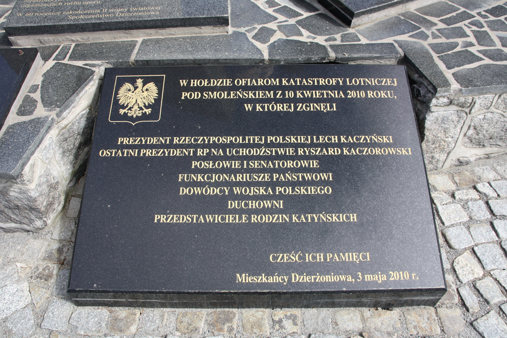 Tablica upamiętniająca ofiary katastrofy lotniczej pod Smoleńskiem (przy Pomniku Pamięci Losów Ojczyzny w Dzierżoniowie)
