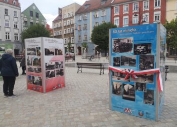 Wystawa plenerowa „80 lat minęło… Dzierżoniów – ludzie i przemiany”, Rynek w Dzierżoniowie, 3