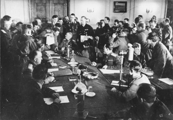 Podpisanie aktu kapitulacji Niemiec w Berlinie. https://historia.org.pl/2022/05/08/koniec-ii-wojny-swiatowej-w-europie-i-kapitulacja-niemiec-8-czy-9-maja-1945/ Podpisanie aktu kapitulacji Niemiec w Berlinie