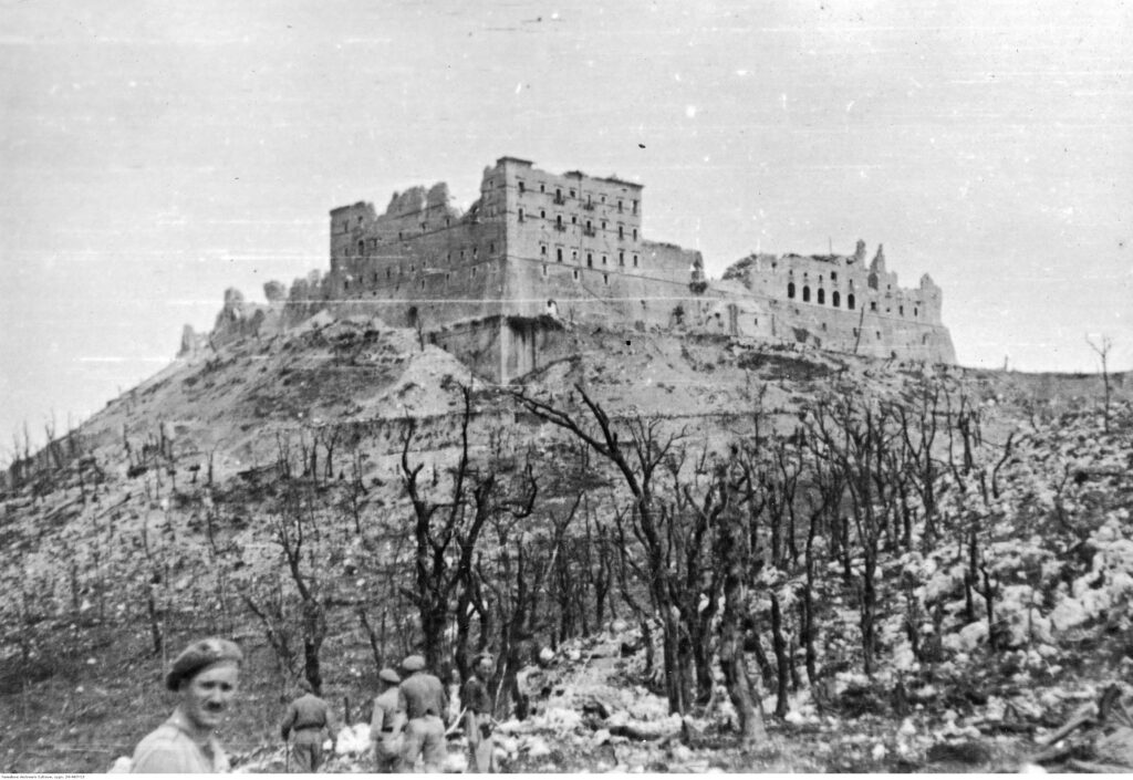 źródło grafiki: https://pl.wikipedia.org/wiki/Bitwa_o_Monte_Cassino Bitwa o Monte Cassino, klasztor
