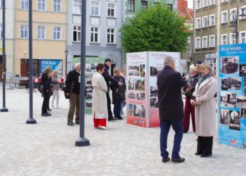 Wystawa plenerowa „80 lat minęło… Dzierżoniów – ludzie i przemiany”, Rynek w Dzierżoniowie, 2