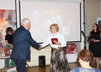 przekazanie egzemplarza wydawnictwa Markowi Piorunowi