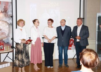 Od Lewej: Wanda Ostrowska, Kinga Zych, Anna Polowczyk, Ryszard Krzemiński, Dariusz Kucharski