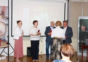 wręczenie egzemplarzy wydawnictwa, od Lewej: Kinga Zych, Anna Polowczyk, Ryszard Krzemiński, Wanda Ostrowska, Dariusz Kucharski