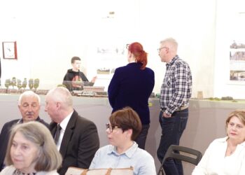 uczestnicy wernisażu wystawy czasowej „Kolej w Dzierżoniowie. Historia i współczesność 1855-2025” 12