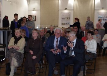 uczestnicy wernisażu wystawy czasowej „Kolej w Dzierżoniowie. Historia i współczesność 1855-2025” 1