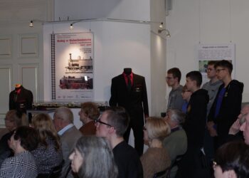 uczestnicy wernisażu wystawy czasowej „Kolej w Dzierżoniowie. Historia i współczesność 1855-2025” 2