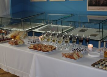 poczęstunek podczas wernisażu