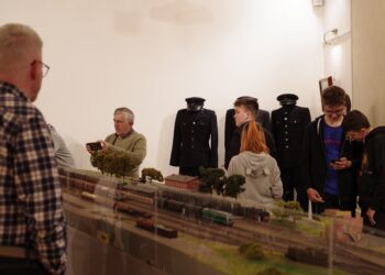 uczestnicy wernisażu wystawy czasowej „Kolej w Dzierżoniowie. Historia i współczesność 1855-2025” 5