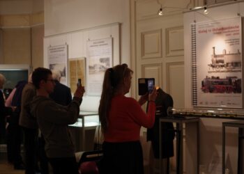 uczestnicy wernisażu wystawy czasowej „Kolej w Dzierżoniowie. Historia i współczesność 1855-2025” 3