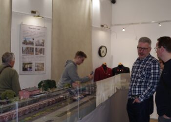 uczestnicy wernisażu wystawy czasowej „Kolej w Dzierżoniowie. Historia i współczesność 1855-2025” 6