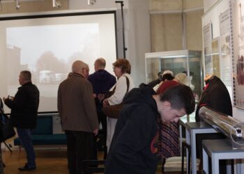 uczestnicy wernisażu wystawy czasowej „Kolej w Dzierżoniowie. Historia i współczesność 1855-2025” 7