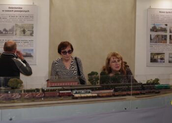 uczestnicy wernisażu wystawy czasowej „Kolej w Dzierżoniowie. Historia i współczesność 1855-2025” 8