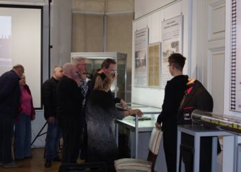 uczestnicy wernisażu wystawy czasowej „Kolej w Dzierżoniowie. Historia i współczesność 1855-2025” 9