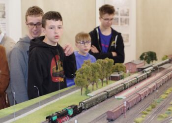 uczestnicy wernisażu wystawy czasowej „Kolej w Dzierżoniowie. Historia i współczesność 1855-2025” 10