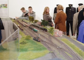 uczestnicy wernisażu wystawy czasowej „Kolej w Dzierżoniowie. Historia i współczesność 1855-2025” 11