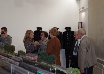 uczestnicy wernisażu wystawy czasowej „Kolej w Dzierżoniowie. Historia i współczesność 1855-2025” 4