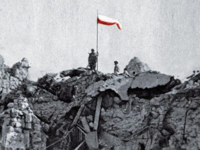 Polska flaga na Monte Cassino