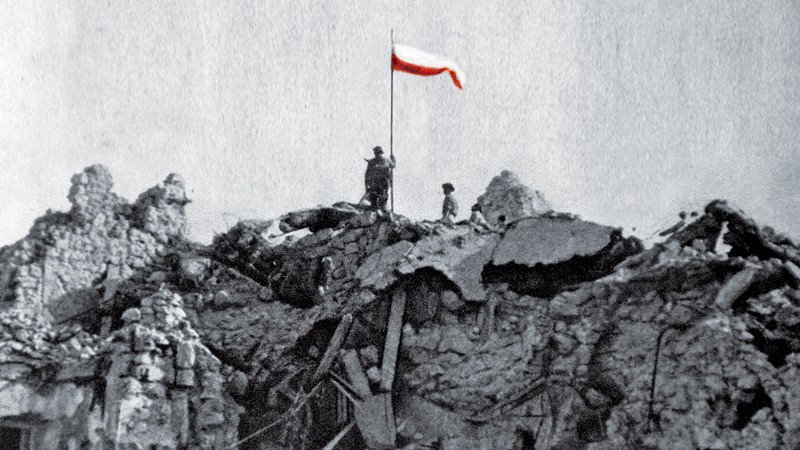 Polska flaga na Monte Cassino