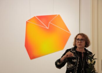Monika Aleksandrowicz na tle swojej pracy