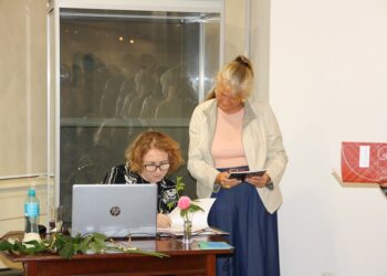 Monika Aleksandrowicz wpisuje dedykację
